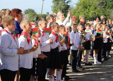 Школьная линейка и открытый урок. Василий Герасимов посетил Добромысленскую СШ Ивацевичского района