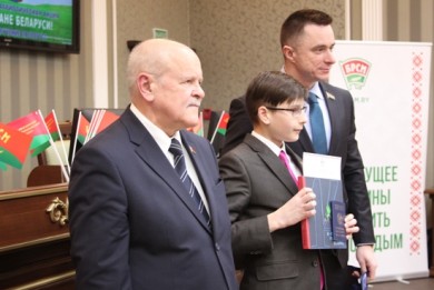 Председатель Комитета госконтроля Леонид Анфимов вручил первые паспорта лучшим подросткам Минска, Витебской и Гомельской областей