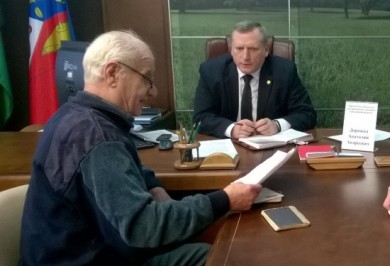 Анатолий Дорожко провел прием граждан по личным вопросам и прямую телефонную линию с жителями Ошмянского района
