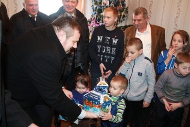 В рамках акции «Наши дети» руководители областных комитетов госконтроля поздравили с новогодними праздниками воспитанников детских домов