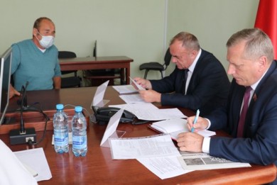 Руководители КГК и прокуратуры Гродненской области провели в Сморгони прием граждан и прямую телефонную линию