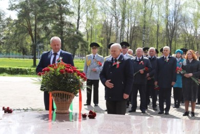 Представители Комитета госконтроля возложили цветы к монументу в честь матери-патриотки Куприяновой в Жодино