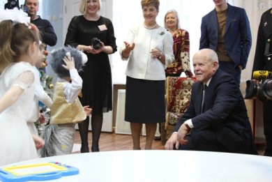 В преддверии новогодних праздников Леонид Анфимов вручил подарки воспитанникам Ждановичского детского дома