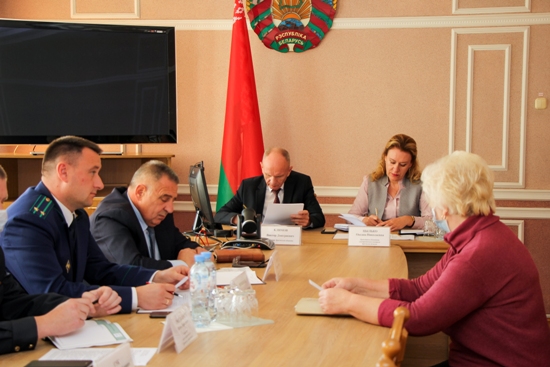 Руководители КГК Брестской области и прокуратуры провели прием граждан и прямую телефонную линию в Пружанах
