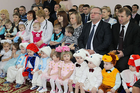 Представители Комитета госконтроля и финансовой милиции Гродненской области поздравили с новогодними праздниками воспитанников Дома ребёнка в Гродно.
