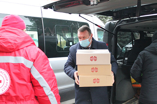 Работники Комитета госконтроля передали для беженцев теплые вещи и продукты питания.