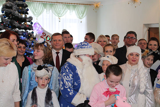 Представители Комитета госконтроля и финансовой милиции Гродненской области поздравили с новогодними праздниками воспитанников Волковысского детского дома.