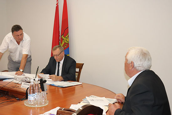 Председатель Комитета государственного контроля Гродненской области Анатолий Дорожко провел прием граждан и прямую телефонную линию в Лидском райисполкоме.