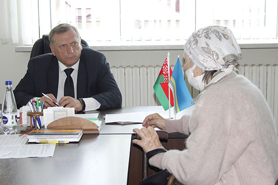Председатель КГК Гродненской области Анатолий Дорожко провел прием граждан и прямую телефонную линию в Дятлово.