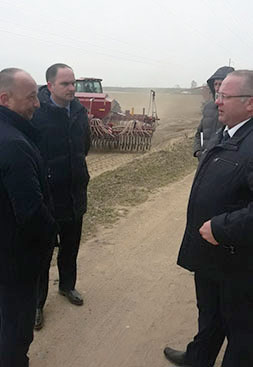 Василий Герасимов посетил ряд предприятий Сморгонского района и изучил ход весеннего сева в сельхозорганизациях.