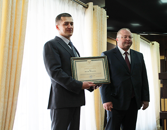 Председатель Комитета государственного контроля Республики Беларусь Василий Герасимов вручил награды работникам Комитета государственного контроля Гродненской области.