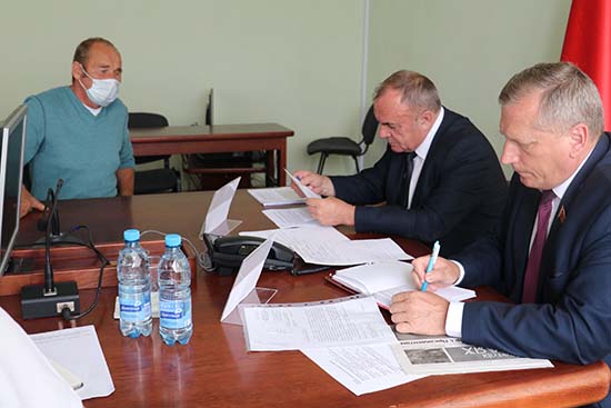 Руководители КГК и прокуратуры Гродненской области провели в Сморгони прием граждан и прямую телефонную линию.