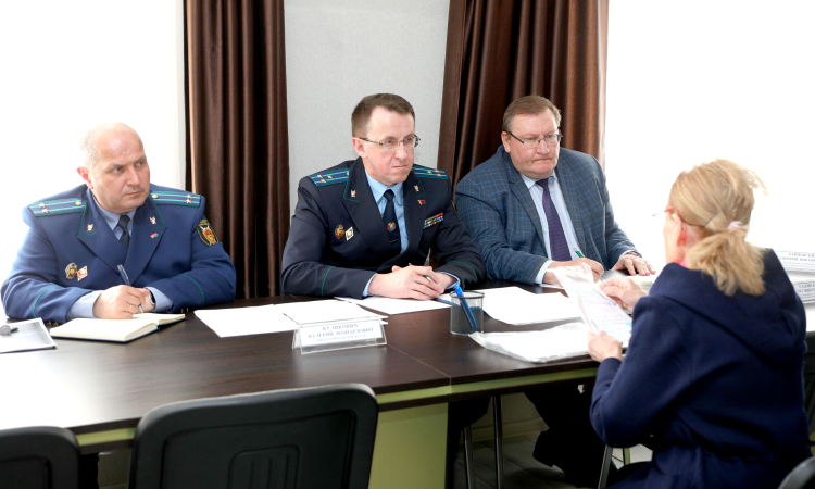 Председатель КГК Могилевской области и прокурор области провели совместный прием граждан в Климовичском районе.