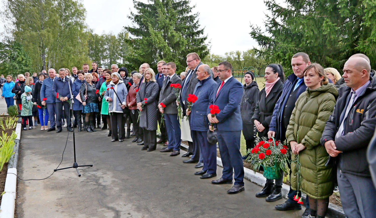 На Шкловщине почтили память трагически погибшего 25 лет назад первого председателя Комитета госконтроля Могилевской области Евгения Миколуцкого.