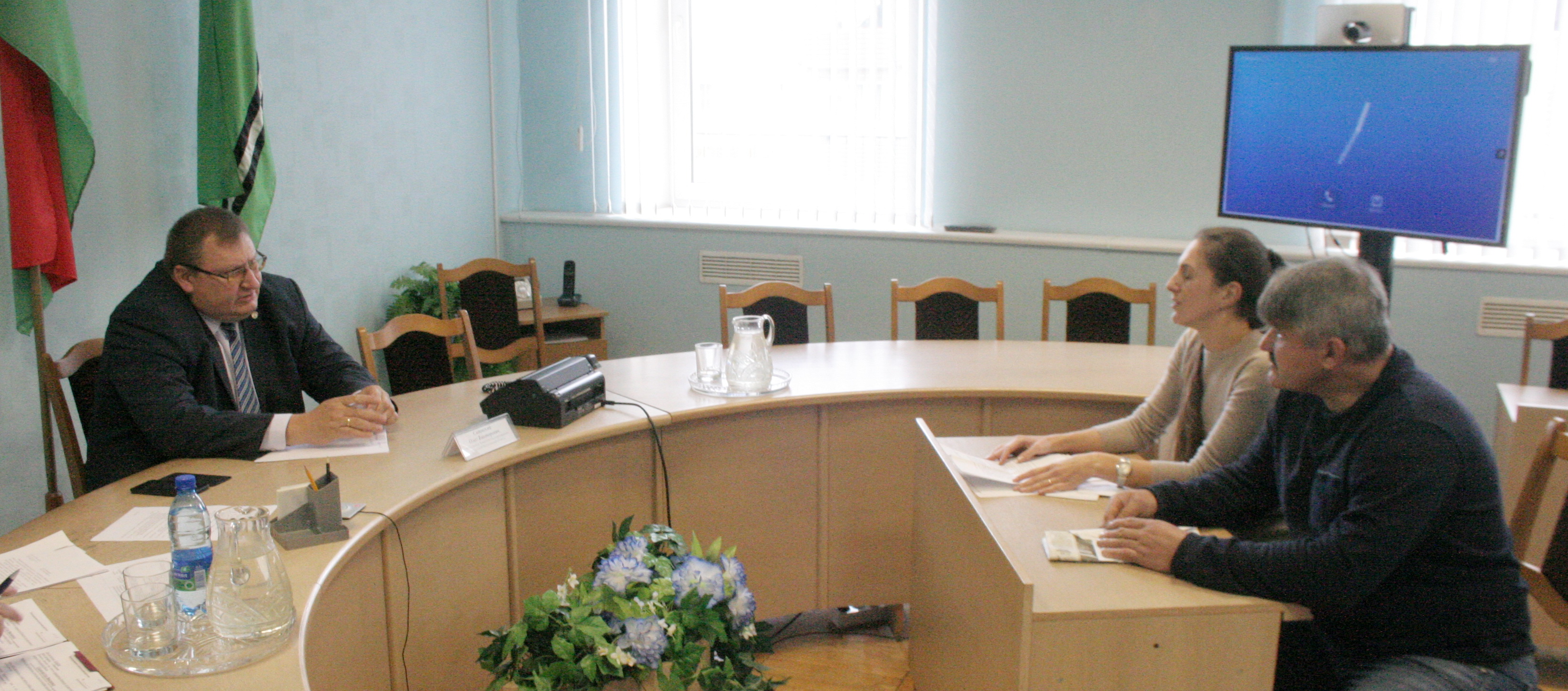 Председатель Комитета госконтроля Могилевской области Олег Садовский встретился с гражданами и провел прямую телефонную линию в Осиповичах