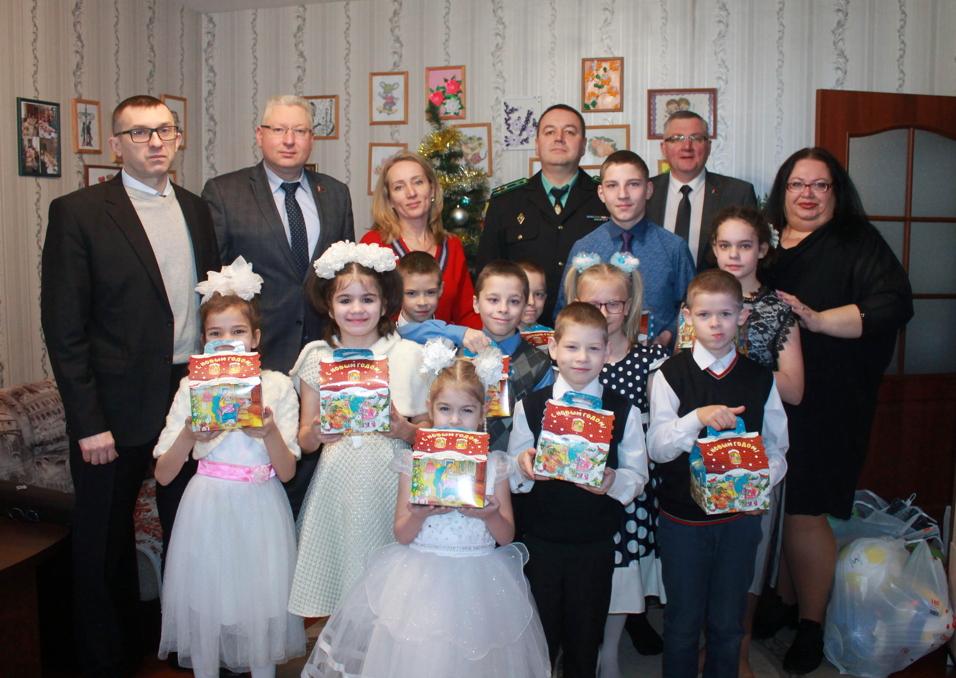 Работники Комитета госконтроля и финансовой милиции Гомельской области приняли участие в благотворительной новогодней акции «Наши дети»