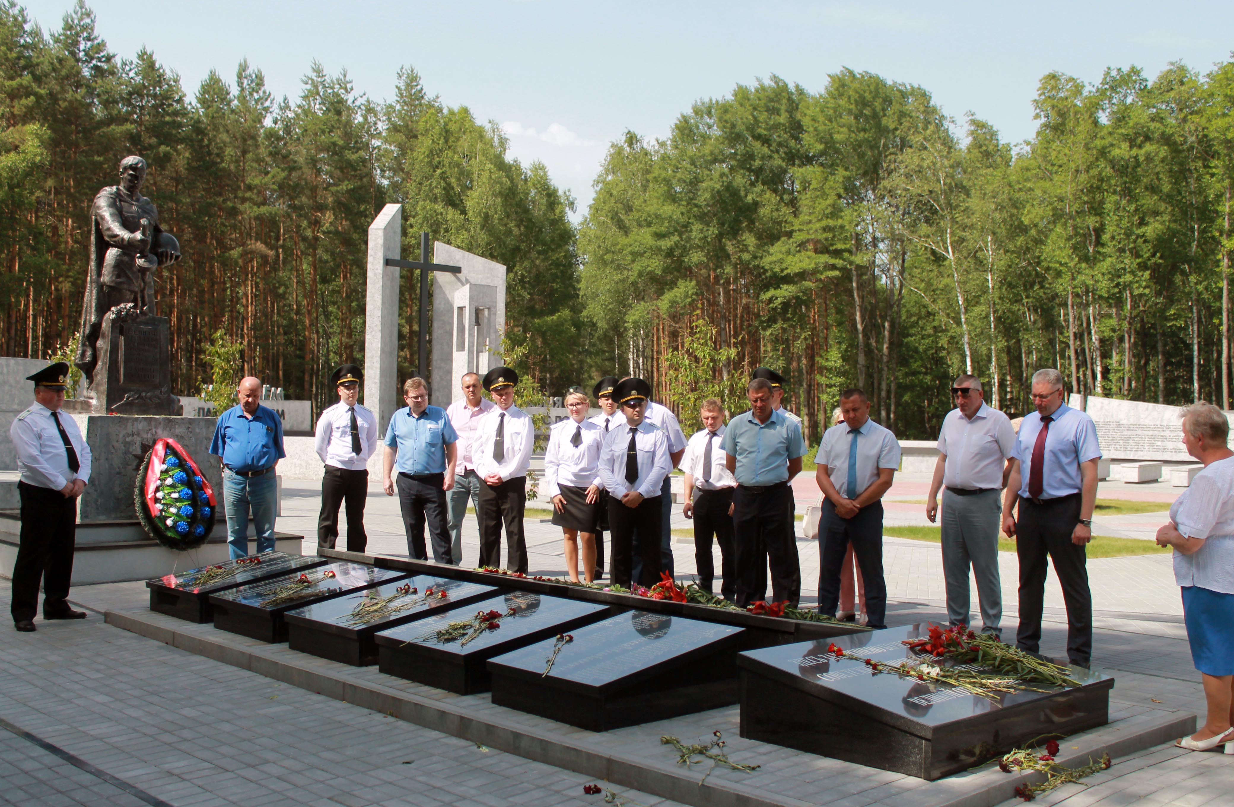 Работники Комитета государственного контроля Гомельской области и финансовой милиции региона посетили мемориальный комплекс «Ола» в Светлогорском районе.