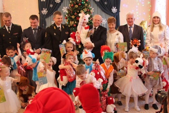 On the eve of New Year's holidays Leonid Anfimov presented gifts to children of the Zhdanovichsky orphanage