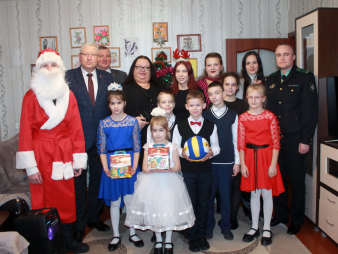  Работники Комитета госконтроля и финансовой милиции Гомельской области приняли участие в благотворительной новогодней акции «Наши дети»  
