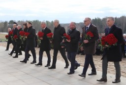 Председатель Комитета госконтроля Василий Герасимов и работники контрольного ведомства возложили цветы в мемориальном комплексе "Хатынь" по случаю 80-летия трагедии